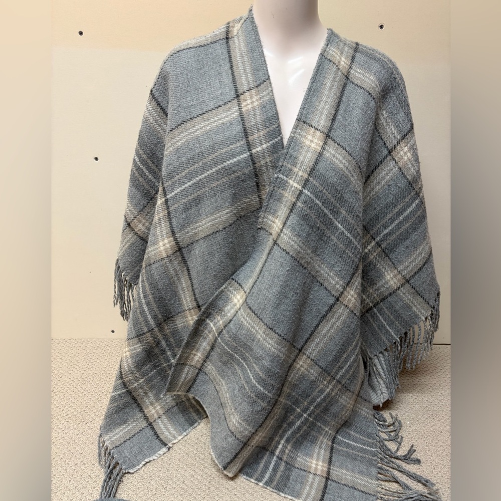 2/$20❤️- SHAWL/PONCHO | Women’s Denver Hayes shawl/poncho O/S